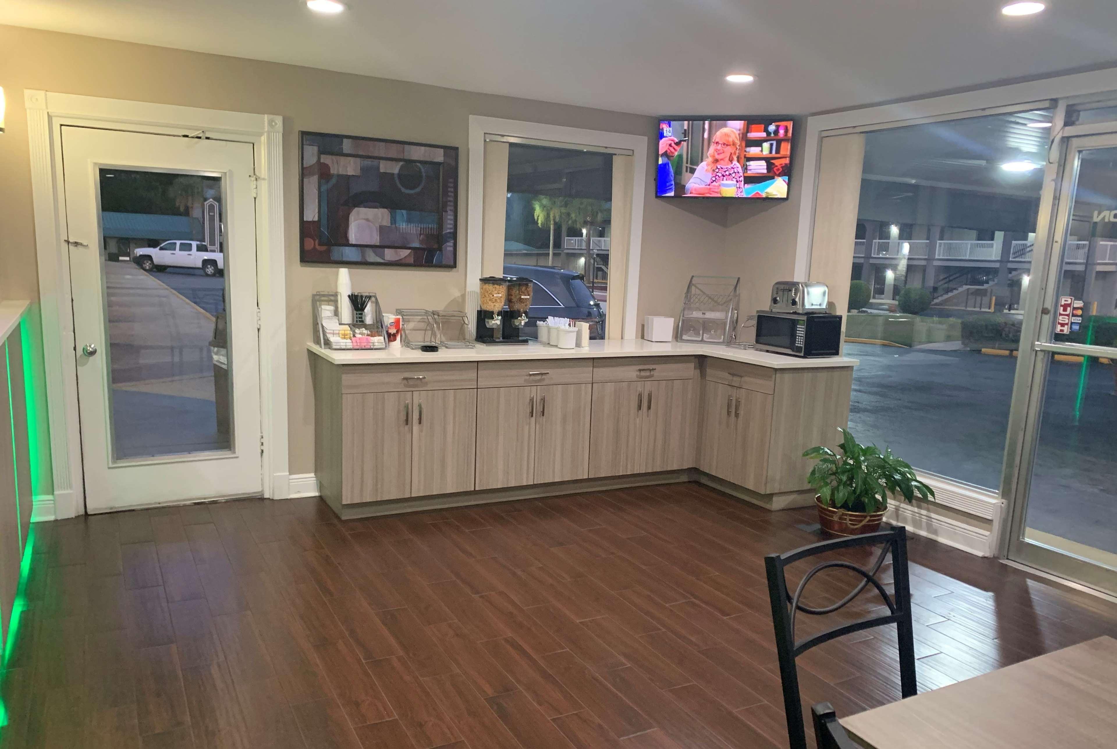 Super 8 By Wyndham Pensacola Nas Area Motel Beach Haven Екстериор снимка